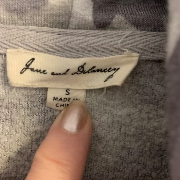 Jane & Delancey Size S Cowl/Turtleneck Camo Grey Top Curved Hem Long Sleeves - Picture 2 of 8